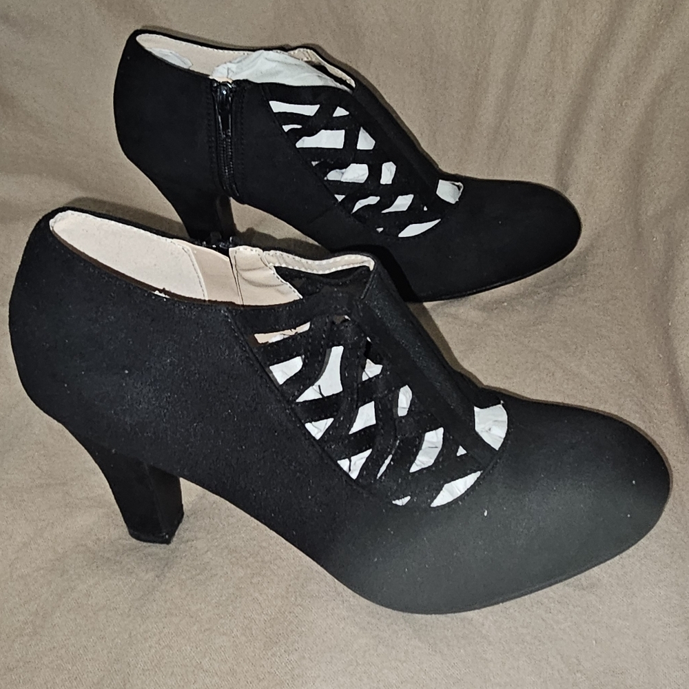 Journee collection womans piper inside zip block heel booties